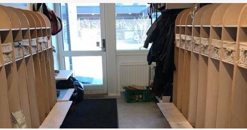 garderobe.græs